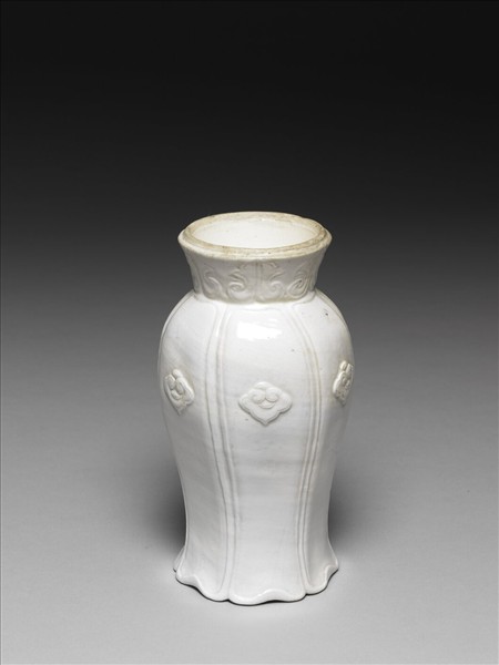 白瓷葵花式花瓶