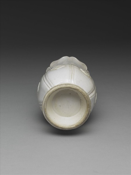 白瓷葵花式花瓶