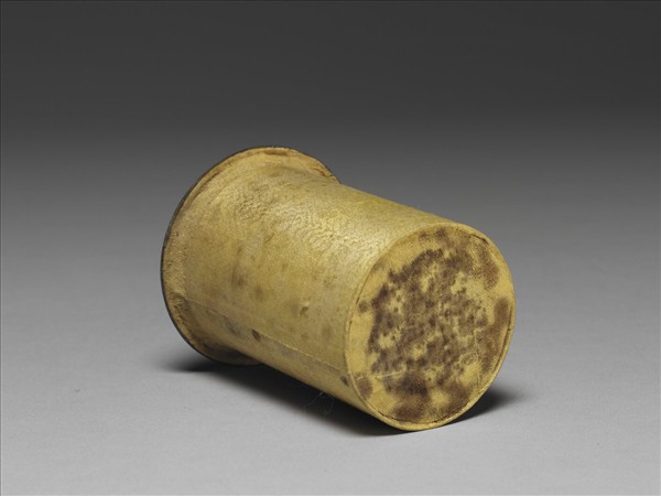 白瓷葵花式花瓶