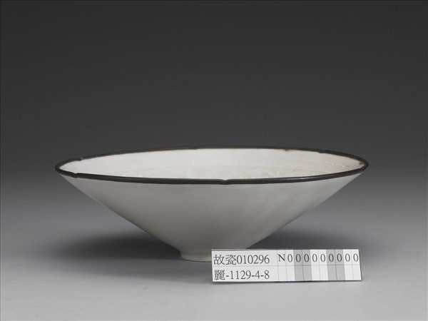 定窯 白瓷印花海石榴紋笠式碗