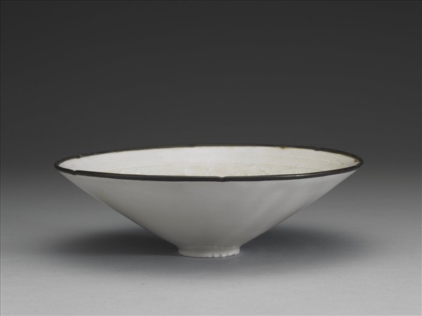 定窯 白瓷印花海石榴紋笠式碗