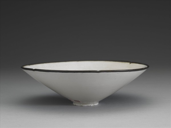 定窯 白瓷印花海石榴紋笠式碗