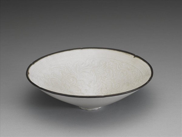 定窯 白瓷印花海石榴紋笠式碗