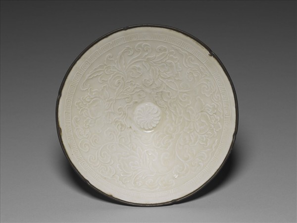 定窯 白瓷印花海石榴紋笠式碗