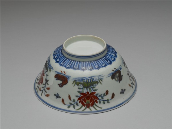 鬥彩蓮塘鴛鴦紋碗