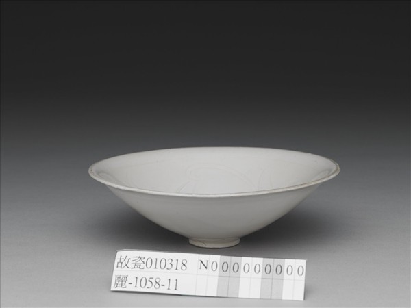 定窯 白瓷劃花萱草紋笠式盞