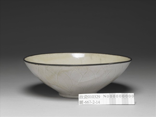 定窯 劃花蓮瓣雙魚紋碗