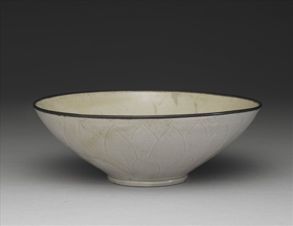 定窯 劃花蓮瓣雙魚紋碗
