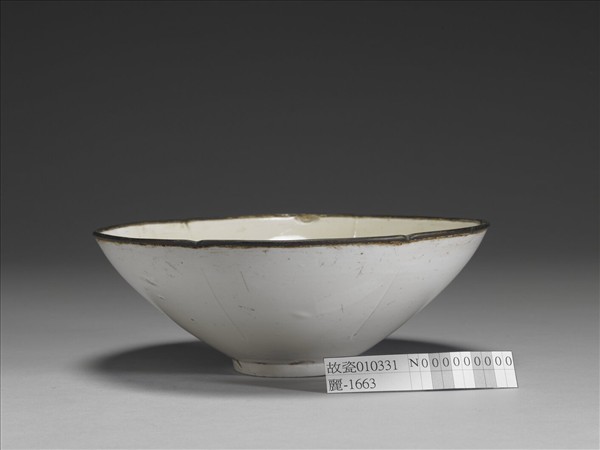 定窯 劃花蓮花紋碗