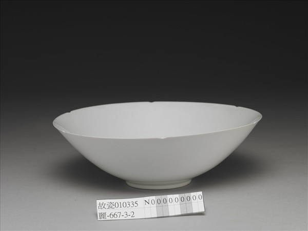 甜白半脫胎龍紋葵口碗