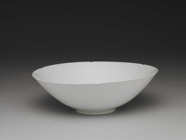 甜白半脫胎龍紋葵口碗