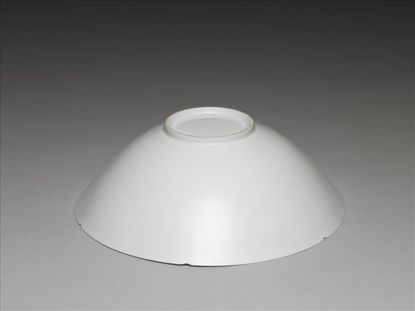 甜白半脫胎龍紋葵口碗