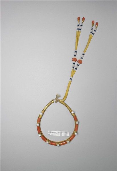 金嵌東珠珊瑚領約