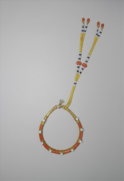 金嵌東珠珊瑚領約