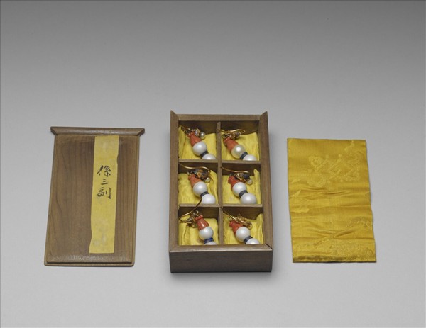 金纍絲嵌東珠龍首耳墜