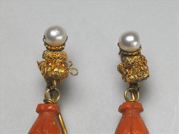 金纍絲嵌東珠龍首耳墜