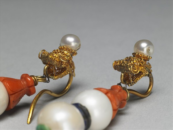 金纍絲嵌東珠龍首耳墜