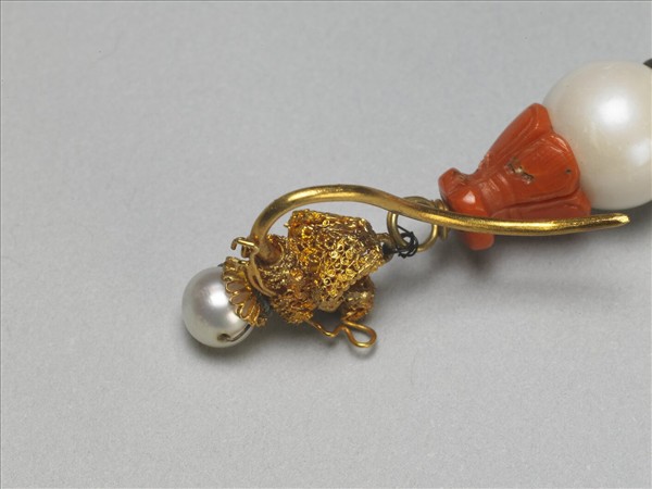 金纍絲嵌東珠龍首耳墜