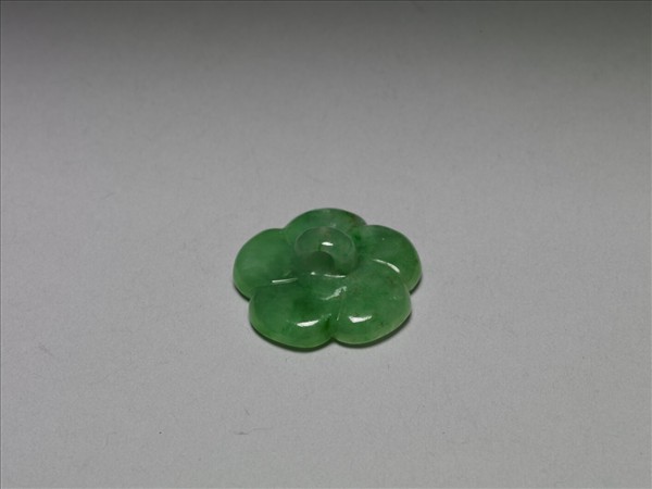 翠玉花卉鈕扣