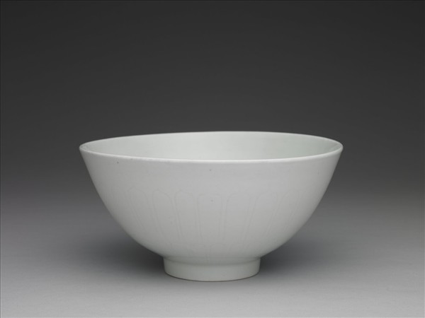 甜白釉蓮瓣紋蓮子碗