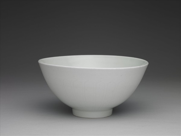 甜白釉蓮瓣紋蓮子碗