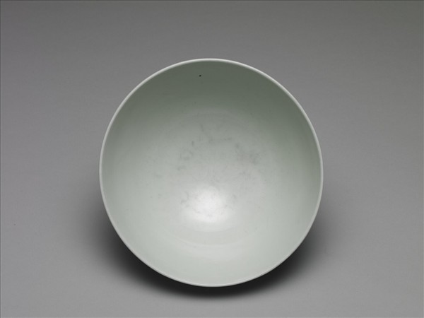 甜白釉蓮瓣紋蓮子碗