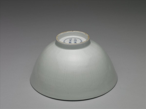 甜白釉蓮瓣紋蓮子碗