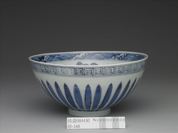 青花蓮瓣四季花卉紋蓮子碗