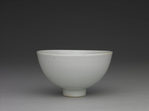 甜白釉暗花花果紋蓮子茶鍾