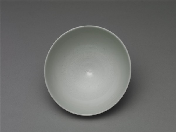 甜白釉暗花花果紋蓮子茶鍾