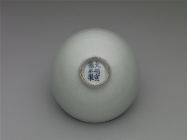 甜白釉暗花花果紋蓮子茶鍾