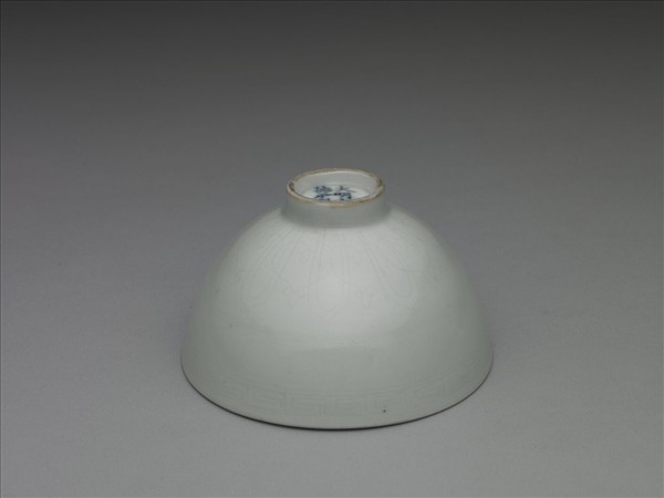 甜白釉暗花花果紋蓮子茶鍾