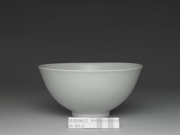 甜白釉暗花四季花卉紋碗