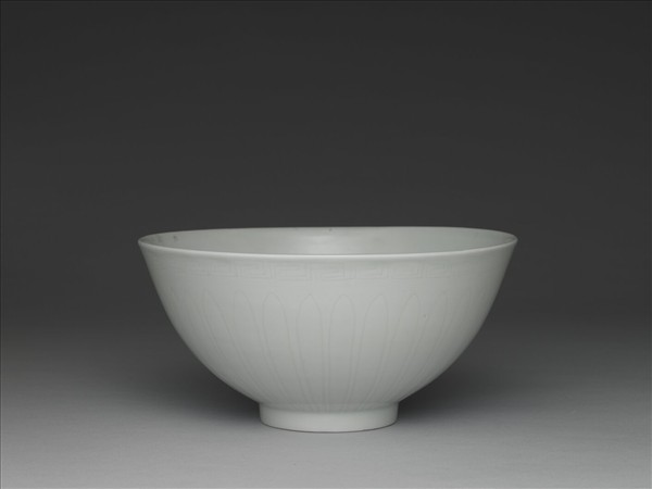 甜白釉暗花四季花卉紋碗