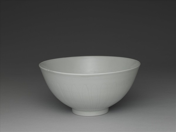 甜白釉暗花四季花卉紋碗