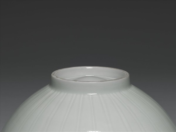 甜白釉暗花四季花卉紋碗