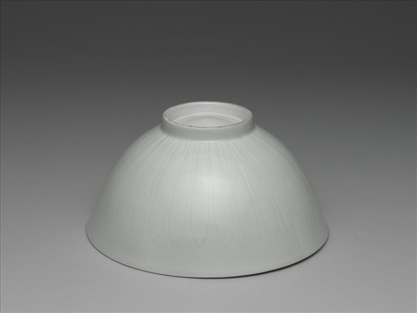 甜白釉暗花四季花卉紋碗