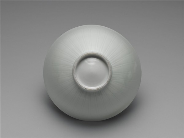 甜白釉暗花四季花卉紋碗