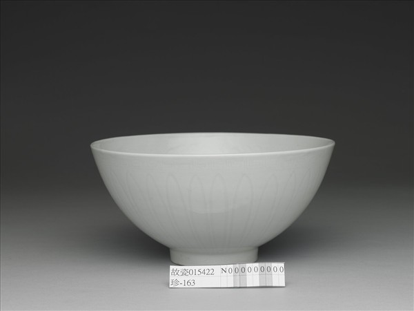 甜白釉劃花四季花卉紋碗