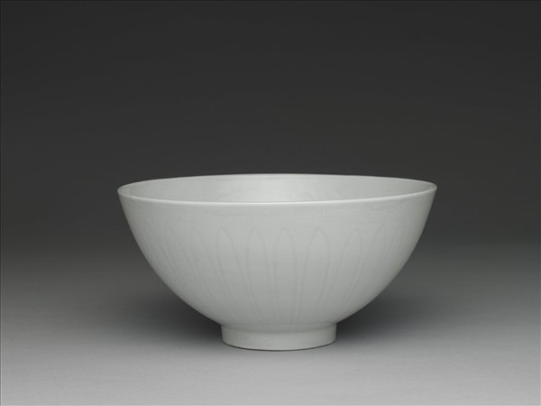 甜白釉劃花四季花卉紋碗