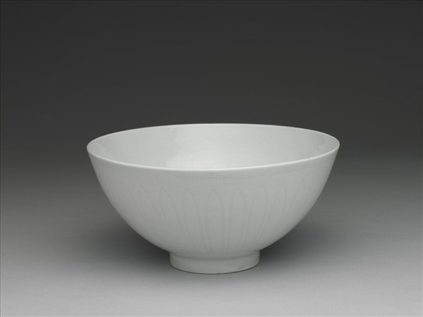 甜白釉劃花四季花卉紋碗