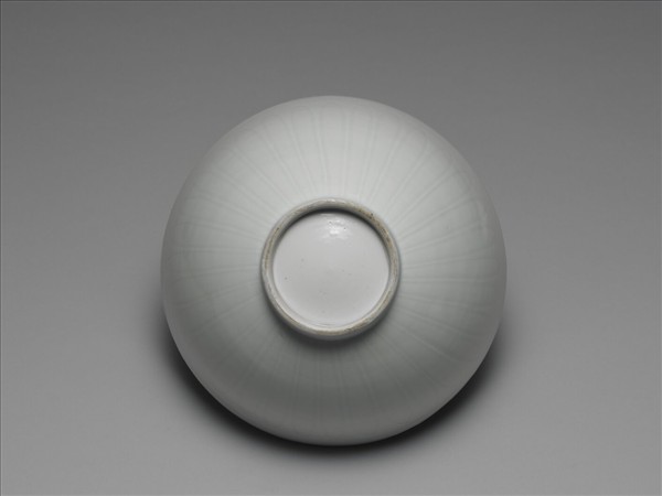 甜白釉劃花四季花卉紋碗