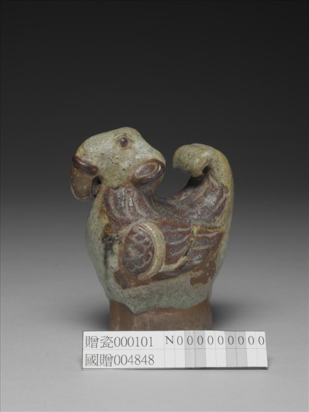 明 青瓷象首鳥身