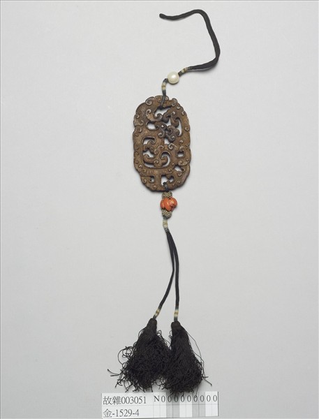 茄楠木雕夔龍紋香佩