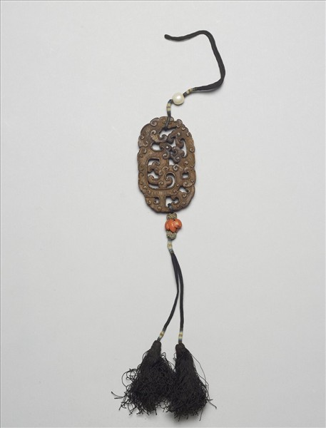 茄楠木雕夔龍紋香佩