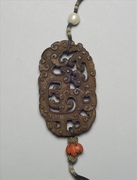 茄楠木雕夔龍紋香佩