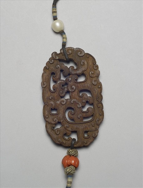 茄楠木雕夔龍紋香佩