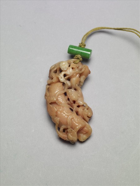 珊瑚鏤空雲螭墜