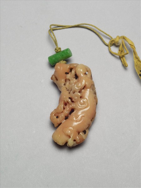 珊瑚鏤空雲螭墜