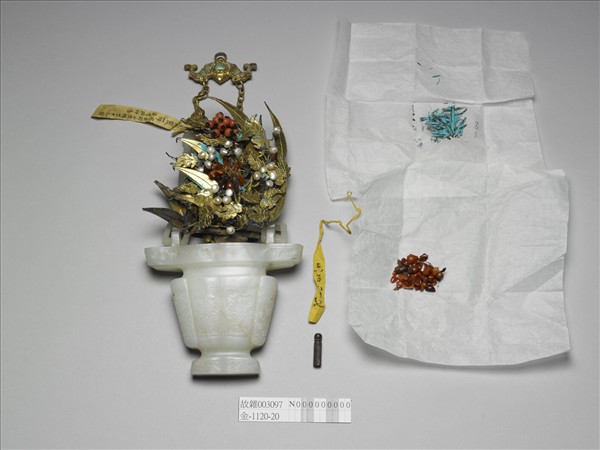 玉嵌珠寶花籃飾件